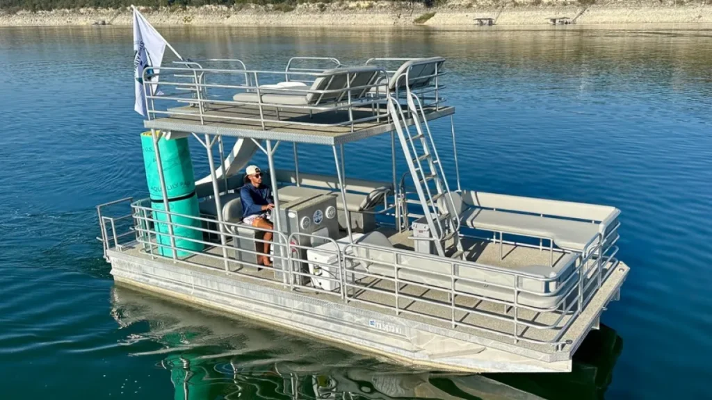 Single decker pontoon boat on Lake Austin